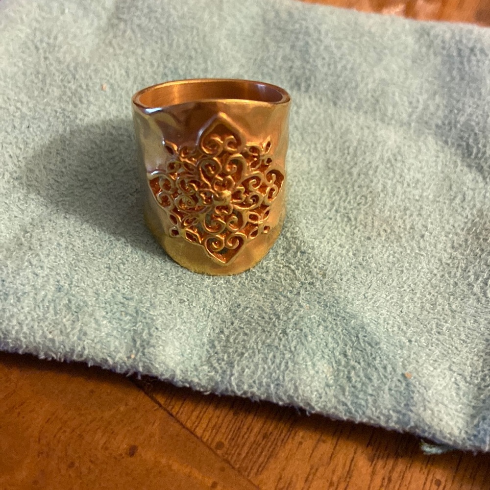 Pretty filigree floral statement ring !! Size 7.